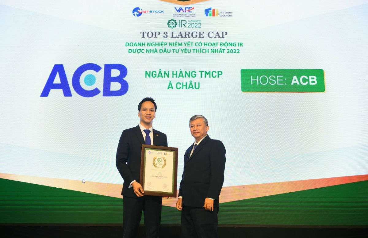 Đại diện ACB nhận giải“Doanh nghiệp niêm yết có hoạt động quan hệ nhà đầu tư (IR) tốt nhất năm 2022”.