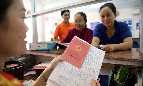 Chính phủ yêu cầu các địa phương bãi bỏ ngay quy định yêu cầu người dân xuất trình sổ hộ khẩu