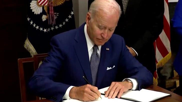 Ông Biden ký sắc lệnh vào ngày 15/9 - Ảnh: Getty Images