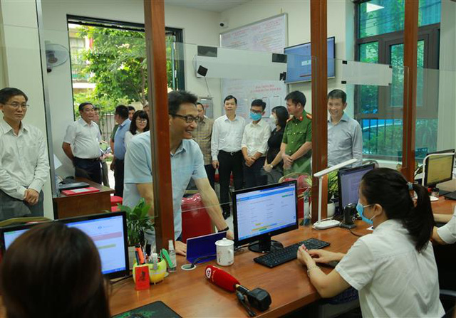 Ph&oacute; Thủ tướng Vũ Đức Đam kiểm tra việc triển khai Đề &aacute;n 06 tại UBND phường H&agrave;ng B&agrave;i. Ảnh: TTXVN