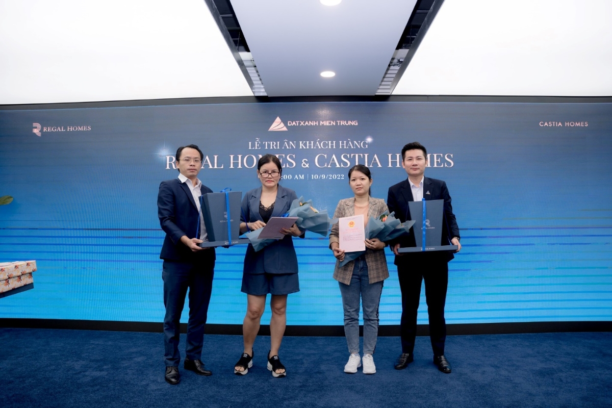 Đất Xanh Miền Trung li&ecirc;n tục b&agrave;n giao nh&agrave; v&agrave; sổ hồng cho kh&aacute;ch h&agrave;ng.