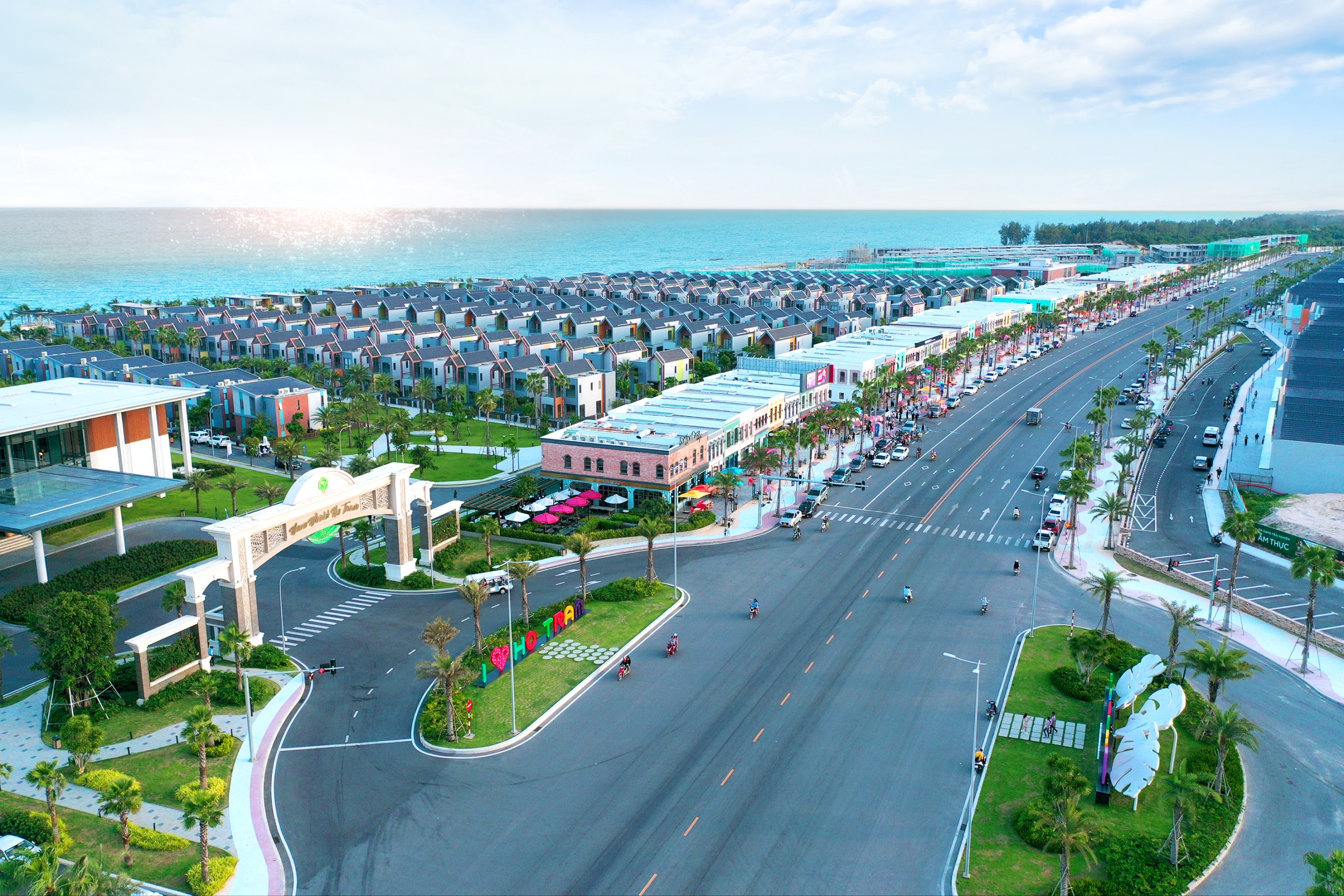 Đại lộ shophouse NovaWorld Ho Tram rộng 42m quy tụ nhiều thương hiệu thời trang, nhà hàng nổi tiếng.