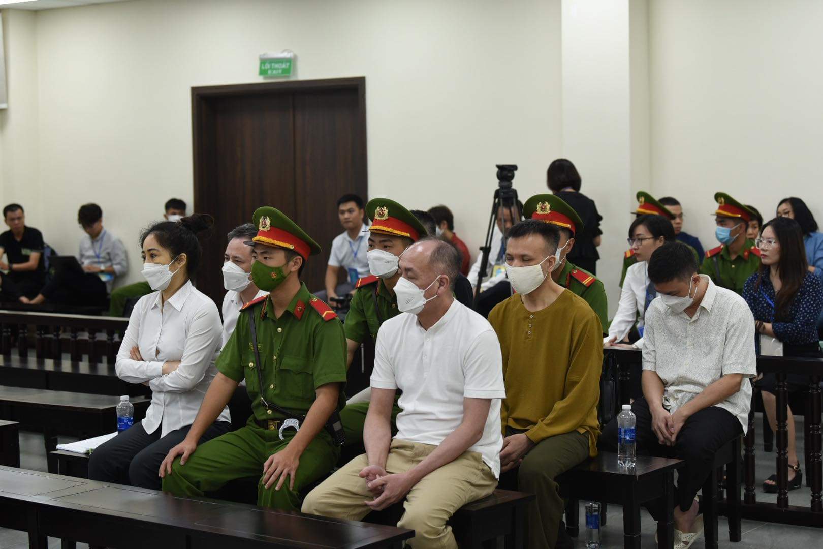 Các bị cáo hầu tòa.