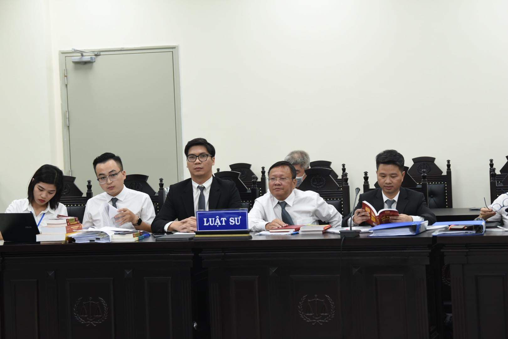 Các luật sư tham gia bào chữa tại tòa.