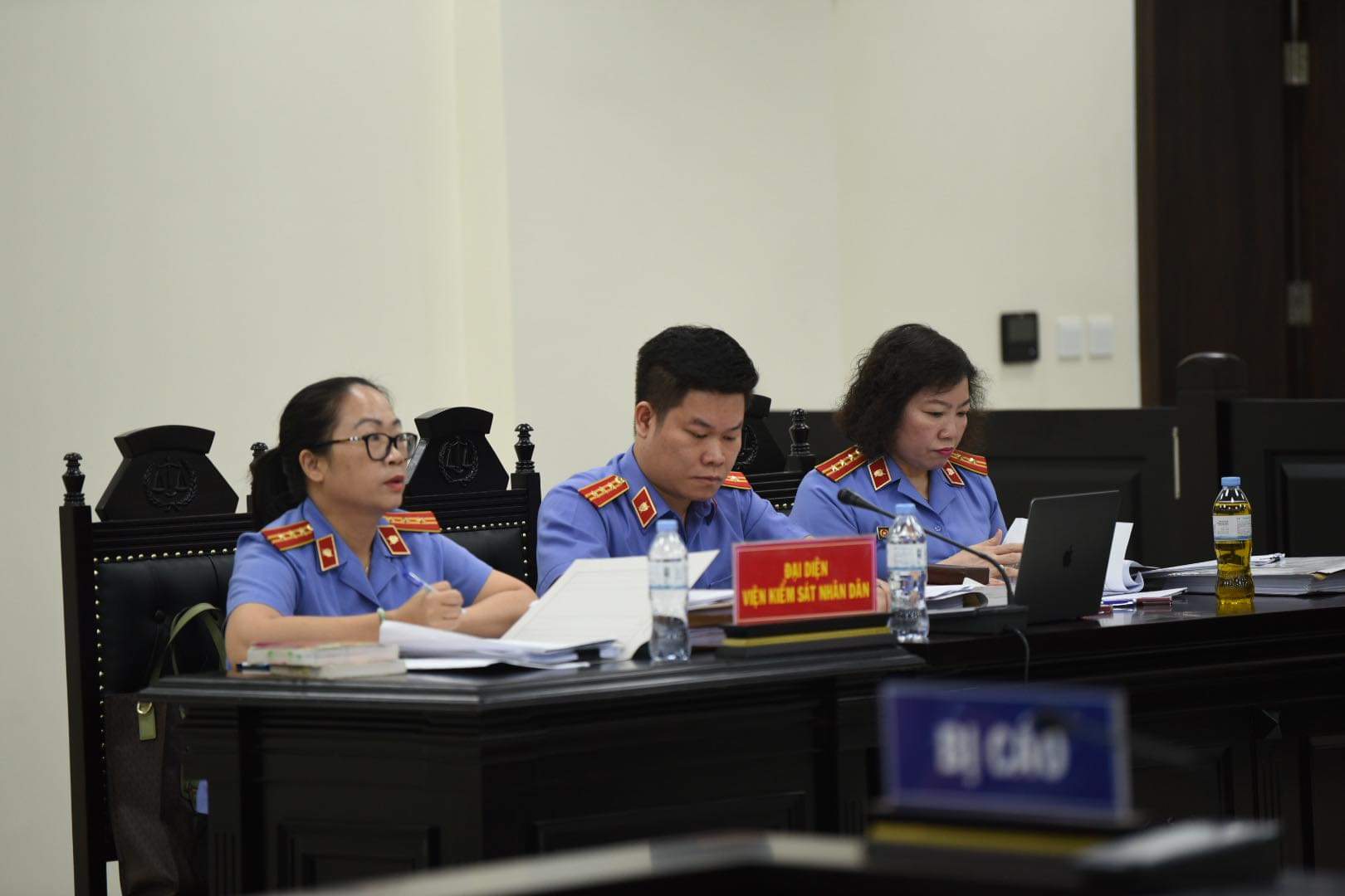 Viện kiểm sát thực hành quyền công tố tại tòa.