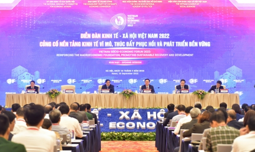 Chuyên gia quốc tế nói gì về rủi ro toàn cầu và thách thức nội tại gây sức ép đến nền kinh tế Việt?