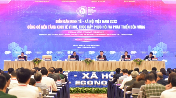 Chuyên gia quốc tế nói gì về rủi ro toàn cầu và thách thức nội tại gây sức ép đến nền kinh tế Việt?