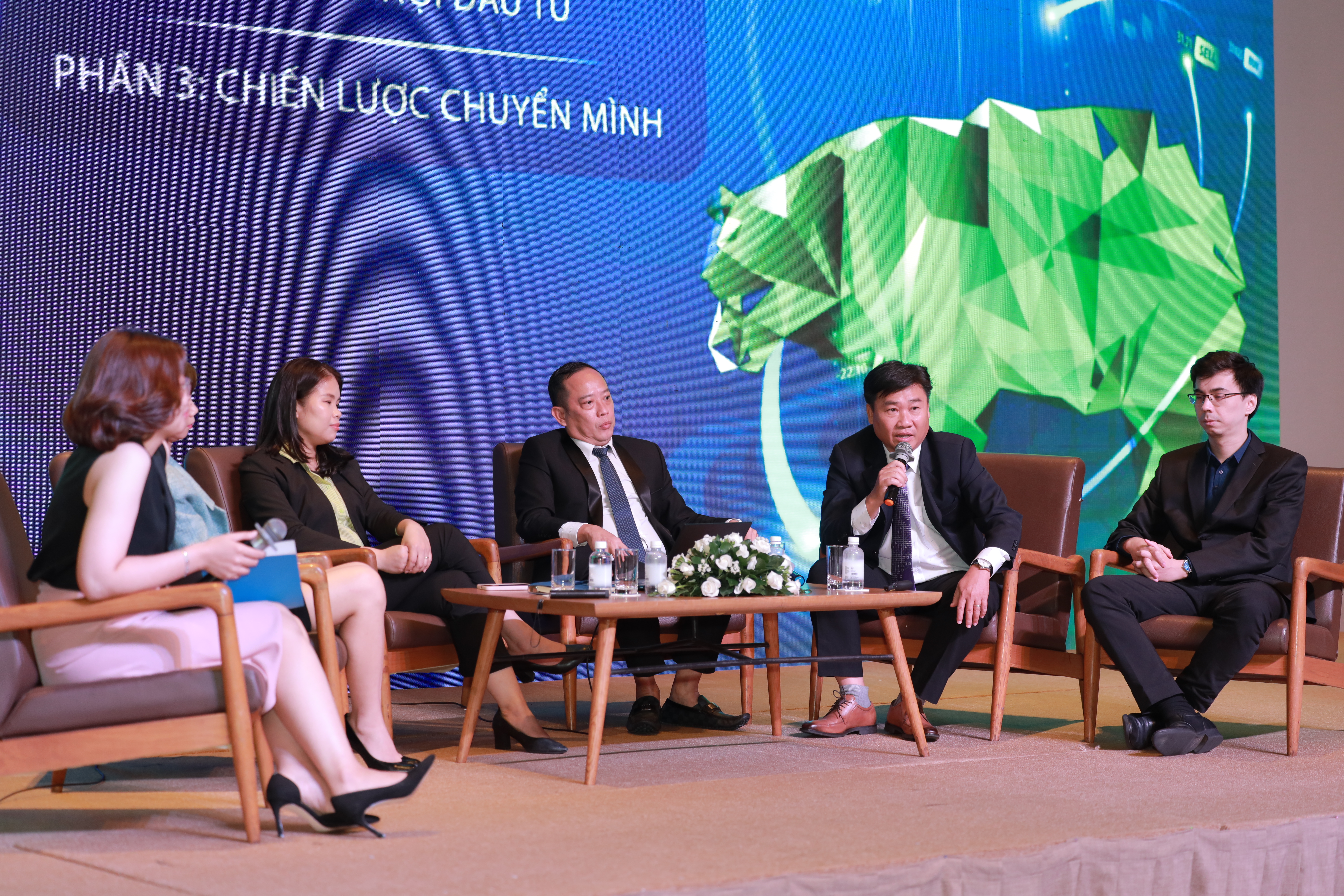Các diễn giả chia sẻ về cơ hội đầu tư, chuyển mình cùng thị trường trong các tháng cuối năm 2022.