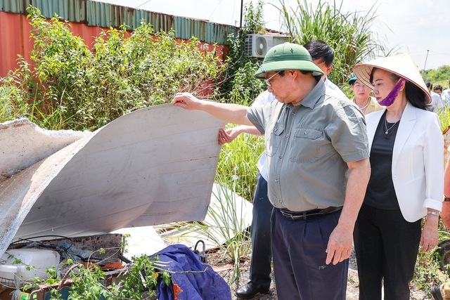 Thủ tướng thị s&aacute;t khu vực x&acirc;y dựng bệnh viện. Ảnh:VGP..