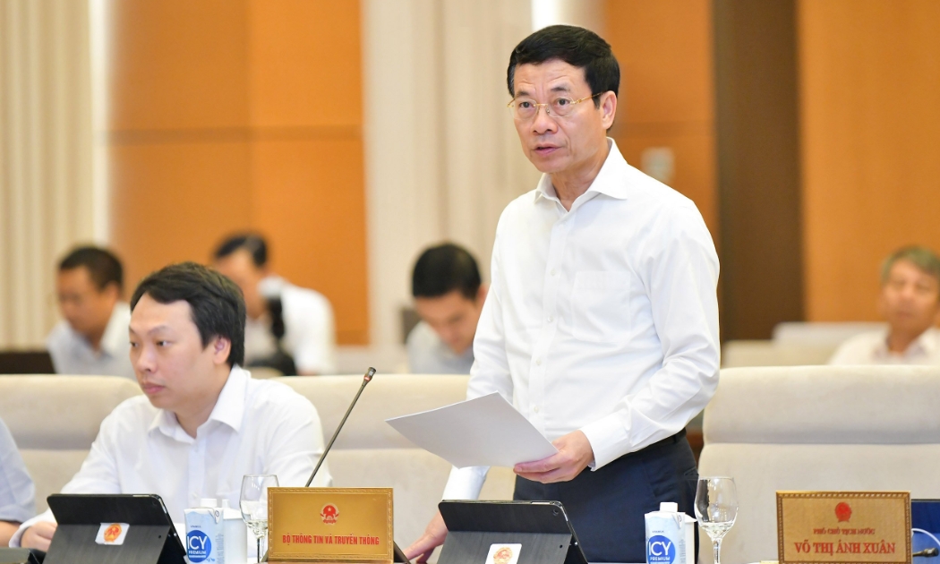 Bộ trưởng Nguyễn Mạnh Hùng trình bày Tờ trình về dự án Luật Giao dịch điện tử (sửa đổi).