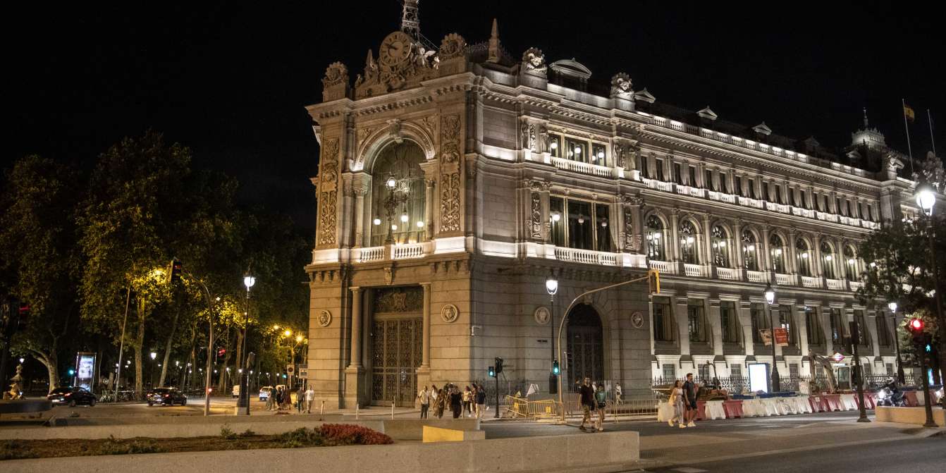 Để tiết kiệm điện, nhiều c&ocirc;ng tr&igrave;nh kiến tr&uacute;c c&oacute; nguy cơ kh&ocirc;ng c&ograve;n được thắp s&aacute;ng.