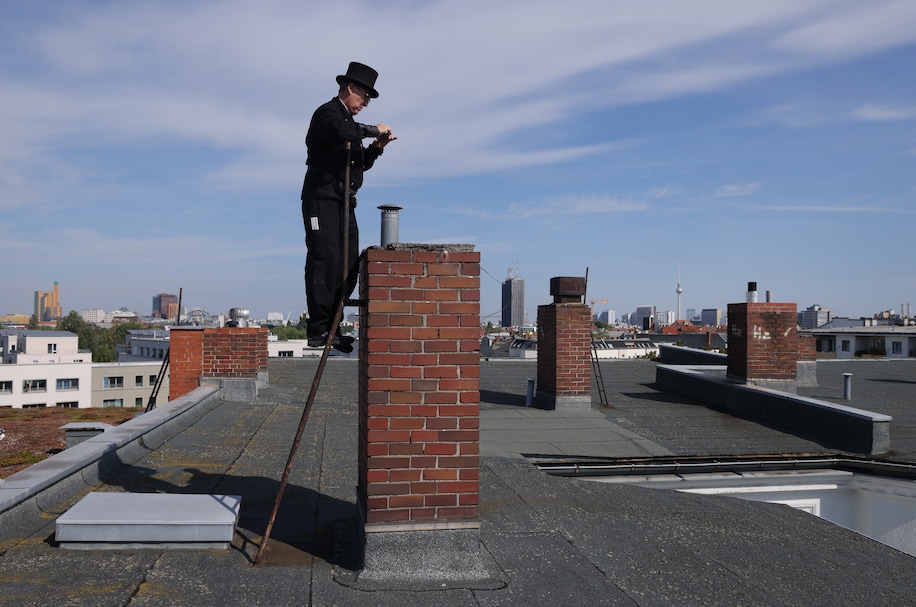 &Ocirc;ng Nobert Skrobek, một kỹ thuật vi&ecirc;n chuy&ecirc;n kiểm tra v&agrave; tư vấn về l&ograve; sưởi đốt bằng than v&agrave; củi, đang l&agrave;m việc - Ảnh: WP.