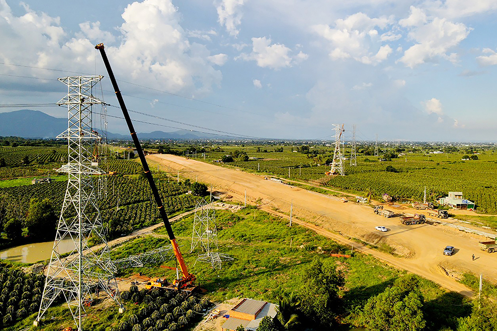 Thi công di dời vị trí 41- 42 đường dây 220kV Phan Thiết - Hàm Tân (tỉnh Bình Thuận) phục vụ thi công cao tốc Bắc – Nam