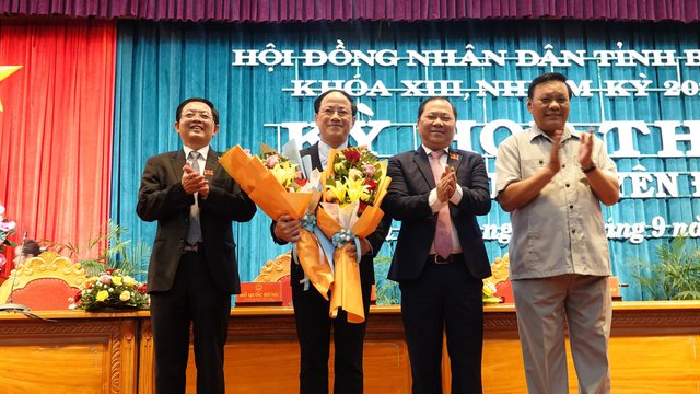 Ông Phạm Anh Tuấn nhận hoa chúc mừng giữ cương vị mới