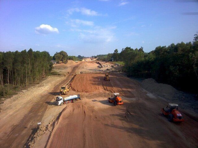 Dự án cao tốc Mỹ Thuận – Cần Thơ có chiều dài 23 km, đi qua địa phận hai tỉnh Vĩnh Long và Đồng Tháp, được khởi công vào năm 2021, dự kiến hoàn thành và đưa vào khai thác vào năm 2023.
