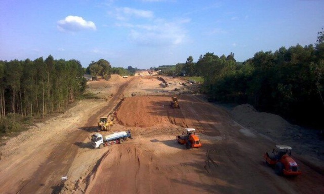 Dự án cao tốc Mỹ Thuận – Cần Thơ có chiều dài 23 km, đi qua địa phận hai tỉnh Vĩnh Long và Đồng Tháp, được khởi công vào năm 2021, dự kiến hoàn thành và đưa vào khai thác vào năm 2023.