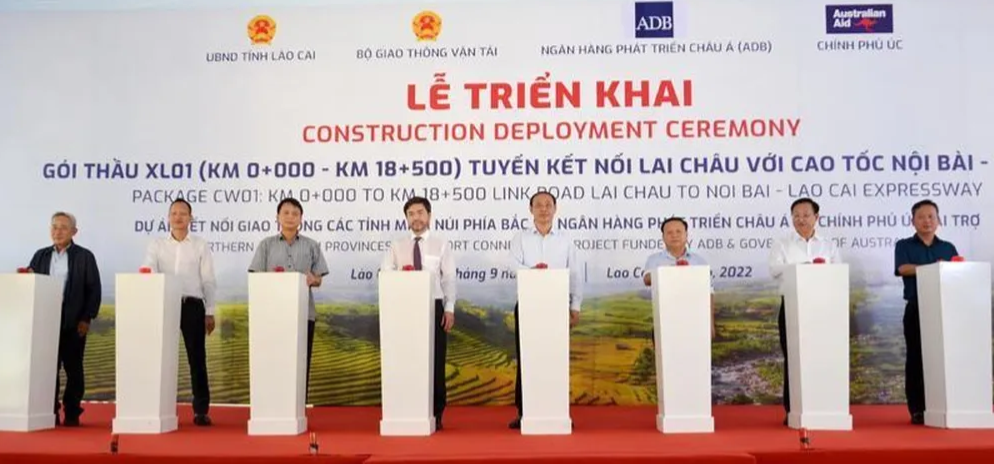 Các đại biểu bấm nút khởi công gói thầu XL-01.