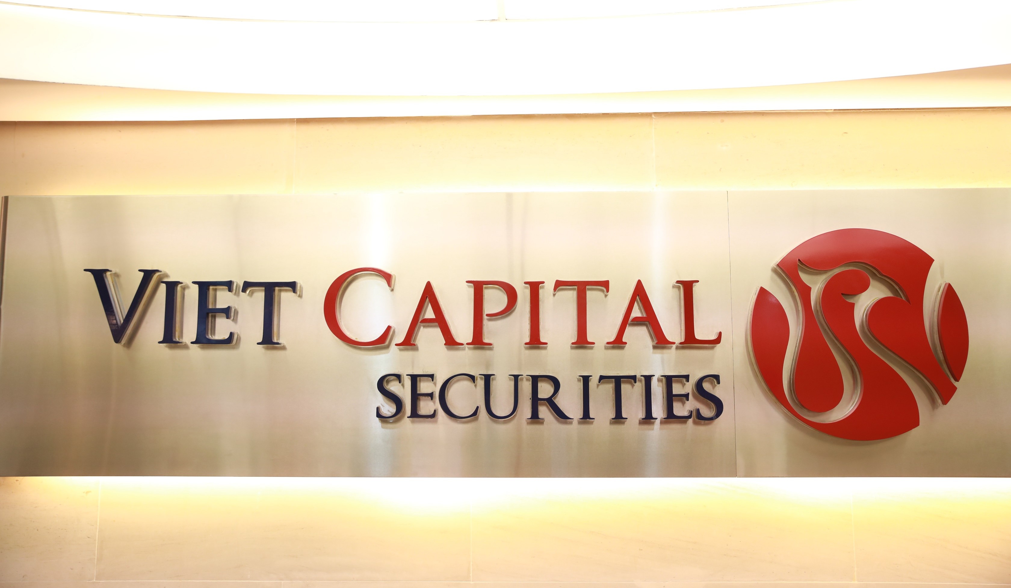 FiinRatings đánh giá vị thế kinh doanh của VCI ở mức tốt.