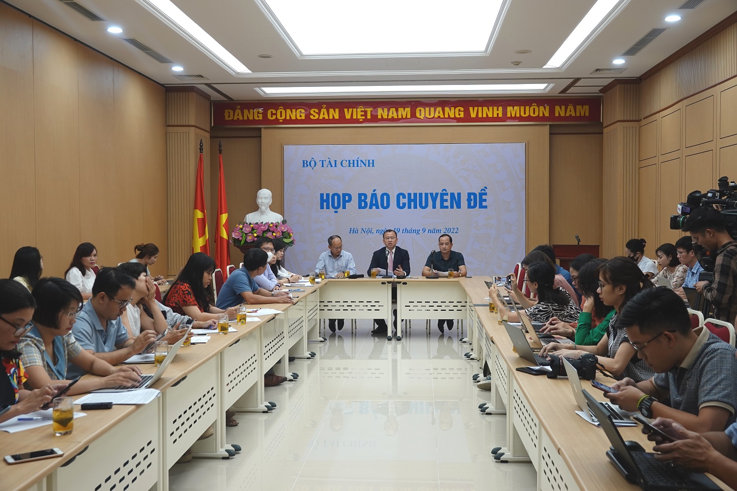 To&agrave;n cảnh buổi họp b&aacute;o chuy&ecirc;n đề.