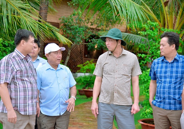 Ông Lâm Minh Thành (thứ hai, từ phải qua), Chủ tịch UBND tỉnh Kiên Giang, kiểm tra công tác khắc phục các công trình xây dựng trái phép tại TP. Phú Quốc - Ảnh: TH.