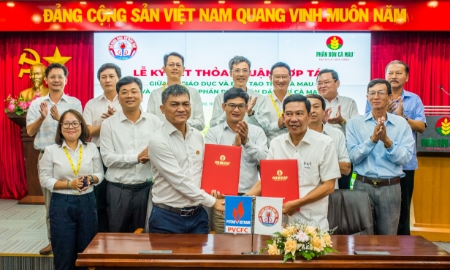 Tham dự sự kiện quan trọng này, về phía Sở GĐ-ĐT Cà Mau có ông Nguyễn Thanh Luận - Giámđốc Sở GD-ĐT tỉnh Cà Mau cũng các thầy cô là hiệu trưởng các trường THPT trên địa bàn tỉnh. Đạidiện PVCFC tham dự lễ ký kết có ông Trần Ngọc Nguyên - Chủ tịch HĐQT, ông Văn Tiến Thanh –Tổng Giám đốc, ông Nguyễn Đức Hạnh - Ủy viên HĐQT cùng lãnh đạo các phòng ban,phân/xưởng.