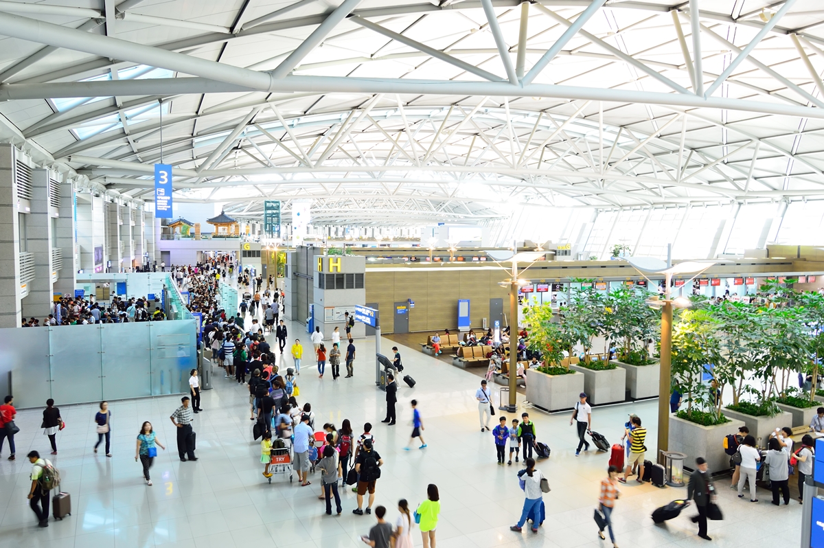 Kinh tế, giao thương càng sôi động càng đòi hỏi hạ tầng hàng không phải hoàn thiện để bắt kịp với tốc độ phát triển. Ảnh Shutterstock.