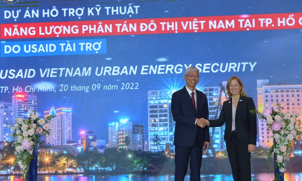 Phó chủ tịch UBND TP.HCM Võ Văn Hoan và Giám đốc Quốc gia USAID Việt Nam Aler Grubbs bày tỏ vui mừng hợp tác.