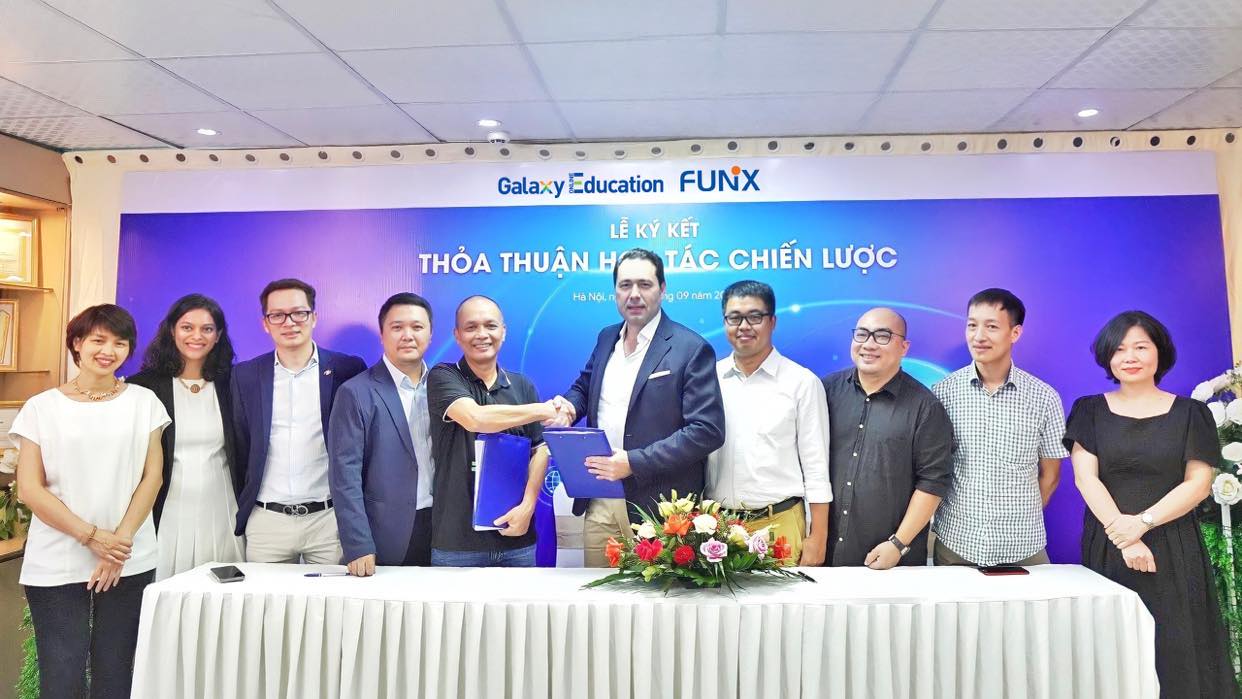 Ông Andrew Huntley (thứ 5 từ bên phải), ông Phạm Giang Linh (thứ 4 từ bên phải) và ông Nguyễn Thành Nam (thứ 5 từ bên trái) trong buổi lễ ký kết hợp tác chiến lược giữa Galaxy Education và FUNiX.