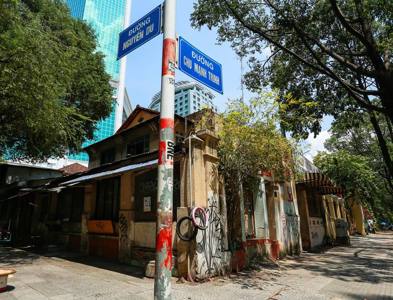 Khu đất "vàng" có diện tích 6.274,5 m2 tại số 33 Nguyễn Du và 34-36-42 Chu Mạnh Trinh được giao cho Vinafood 2 nhưng đã bị đơn vị này thâu tóm và nhượng lại cho tư nhân...