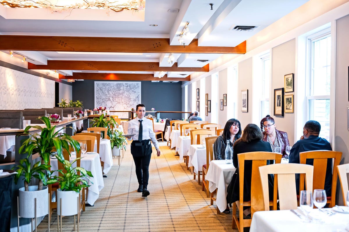 Thiếu vắng du kh&aacute;ch khiến nh&agrave; h&agrave;ng thuộc c&aacute;c kh&aacute;ch sạn cũng lao đao.