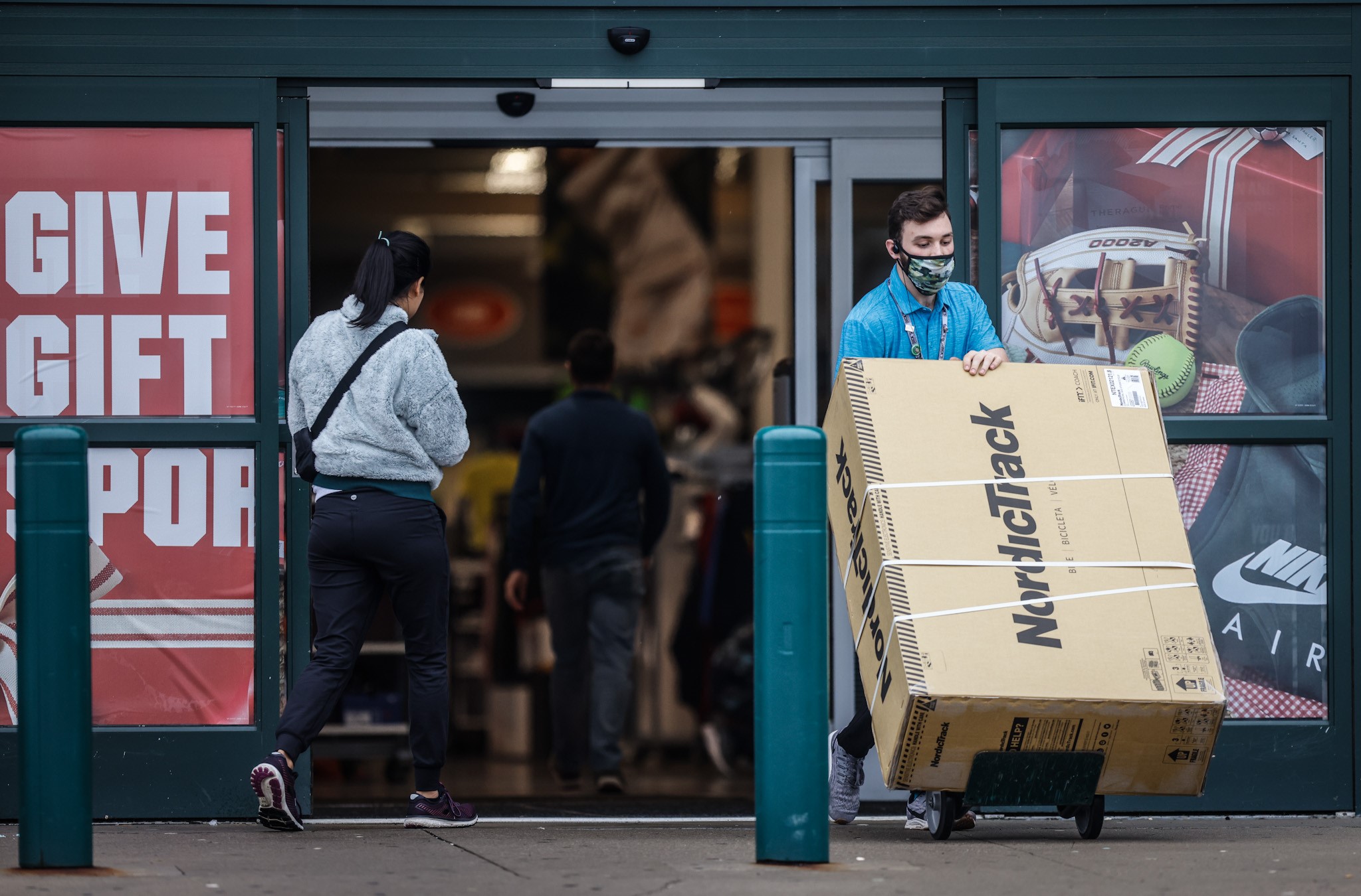 khoảng 90% số người được hỏi tin rằng lạm ph&aacute;t sẽ ảnh hưởng đến việc mua sắm kỳ nghỉ lễ cuối năm nay