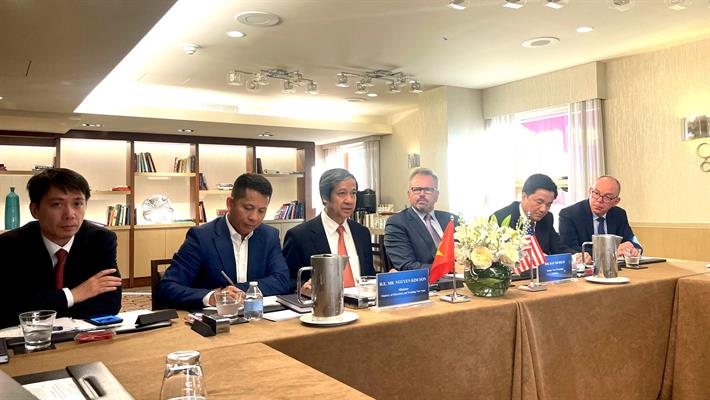 Bộ trưởng Nguyễn Kim Sơn trao đổi tại buổi làm việc với lãnh đạo Tập đoàn Certiport.