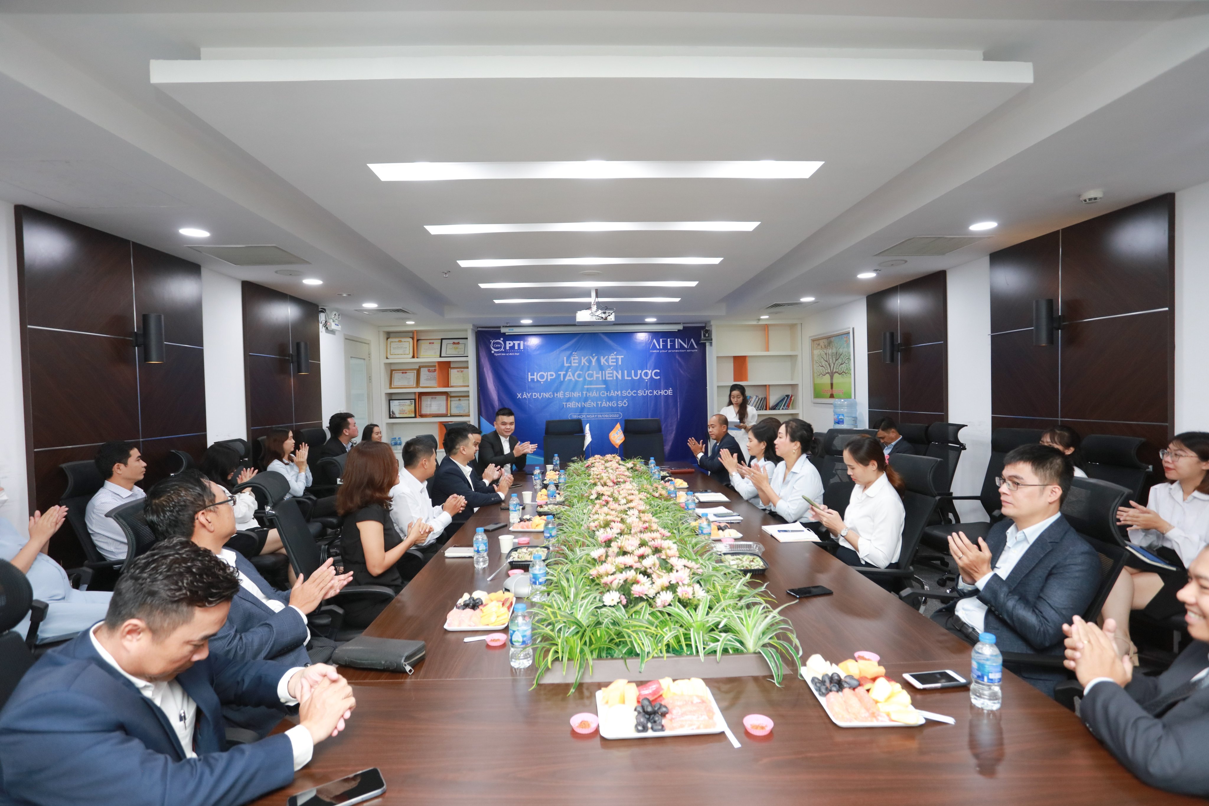 Lễ ký kết hợp tác chiến lược có sự góp mặt của nhiều đại diện 2 công ty chứng kiến.