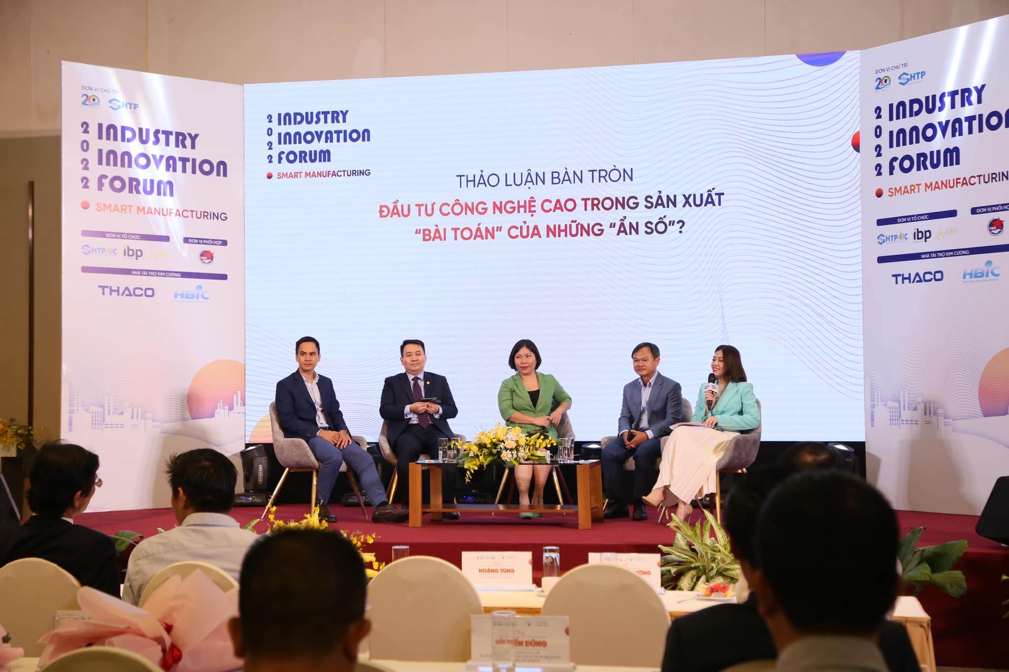 Các diễn giả và chuyên gia chia sẻ tại Diễn đàn cách tân công nghiệp (Industry Innovation Forum 2022) với chủ đề Sản xuất thông minh.