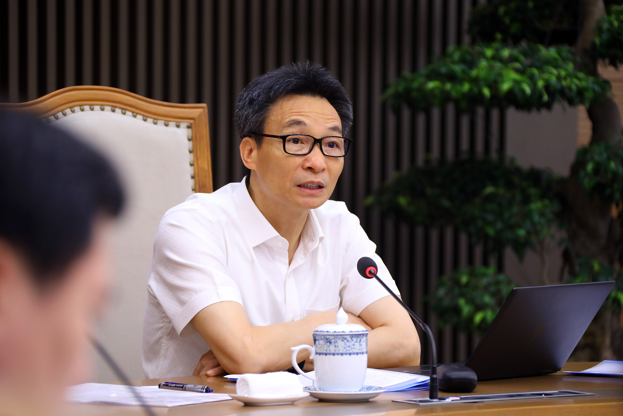 Phó Thủ tướng Vũ Đức Đam làm việc với Bộ Y tế, các hiệp hội, doanh nghiệp trong nước, nước ngoài. Ảnh: VGP