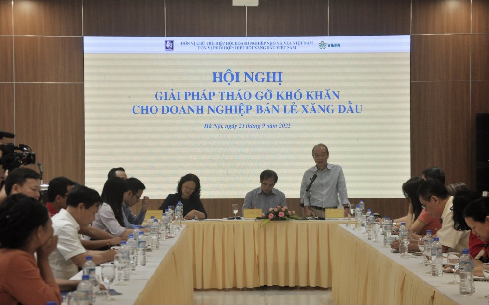 Ông Bùi Ngọc Bảo, Chủ tịch Hiệp hội xăng dầu phát biểu tại hội nghị.