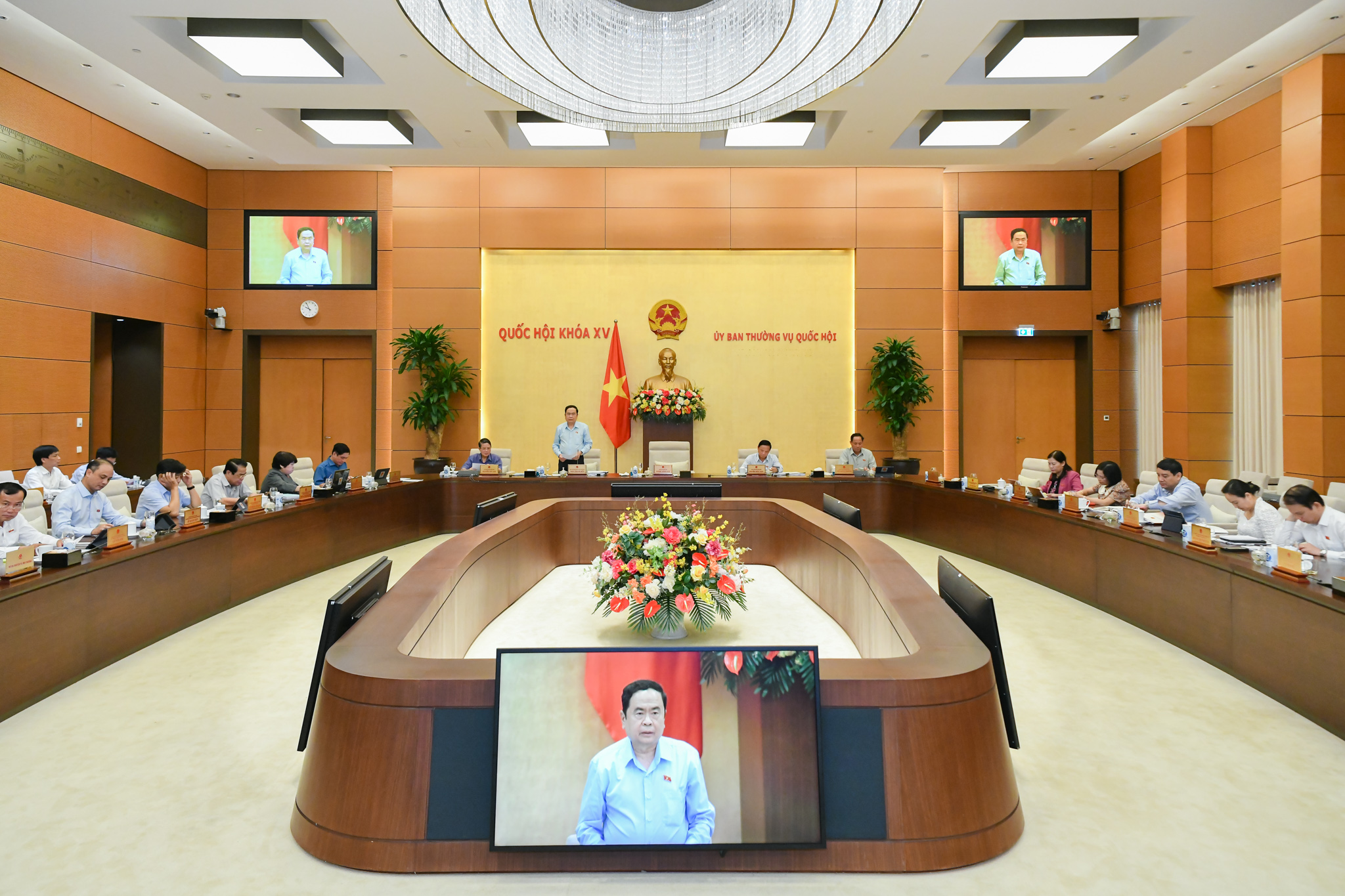 Uỷ ban Thường vụ Quốc hội họp cho ý kiến dự án Luật Khám bệnh, chữa bệnh (sửa đổi). Ảnh - Quochoi.vn. 
