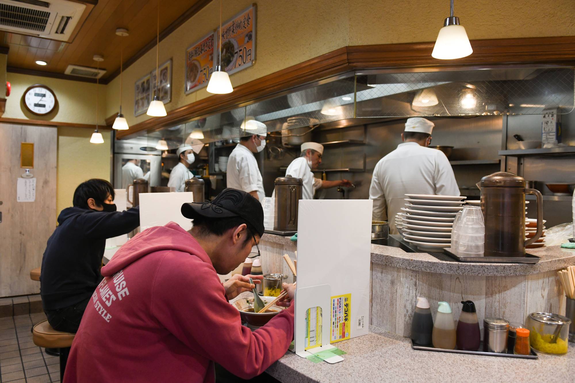 Nh&agrave; h&agrave;ng tại Nhật Bản đồng loạt tăng gi&aacute;, người d&acirc;n đi ăn nh&agrave; h&agrave;ng cũng &iacute;t hẳn.