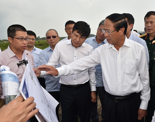 Phó Thủ tướng đi thị sát và làm việc về tình hình quy hoạch Cảng Hàng không quốc tế Nội Bài - Ảnh VGP.
