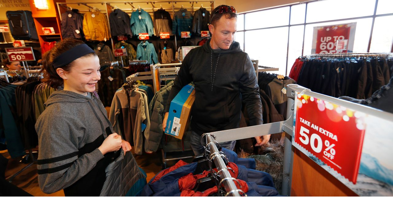 Ng&agrave;nh b&aacute;n lẻ thường phải b&aacute;n giảm gi&aacute; mạnh khi h&agrave;ng tồn kho giải ph&oacute;ng chậm.