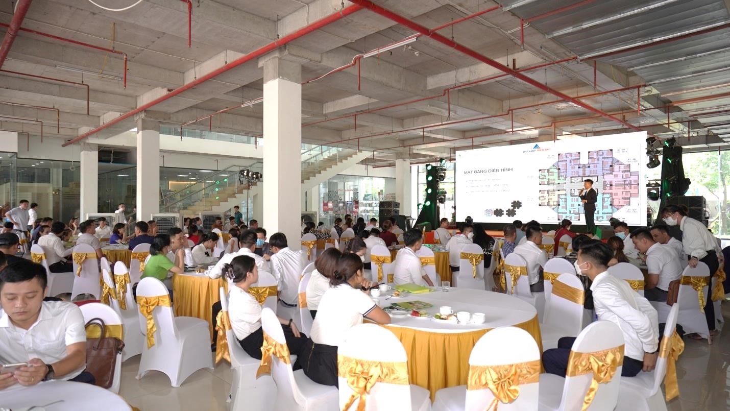 Đông đảo khách hàng tham dự sự kiện mở bán Tecco Garden.