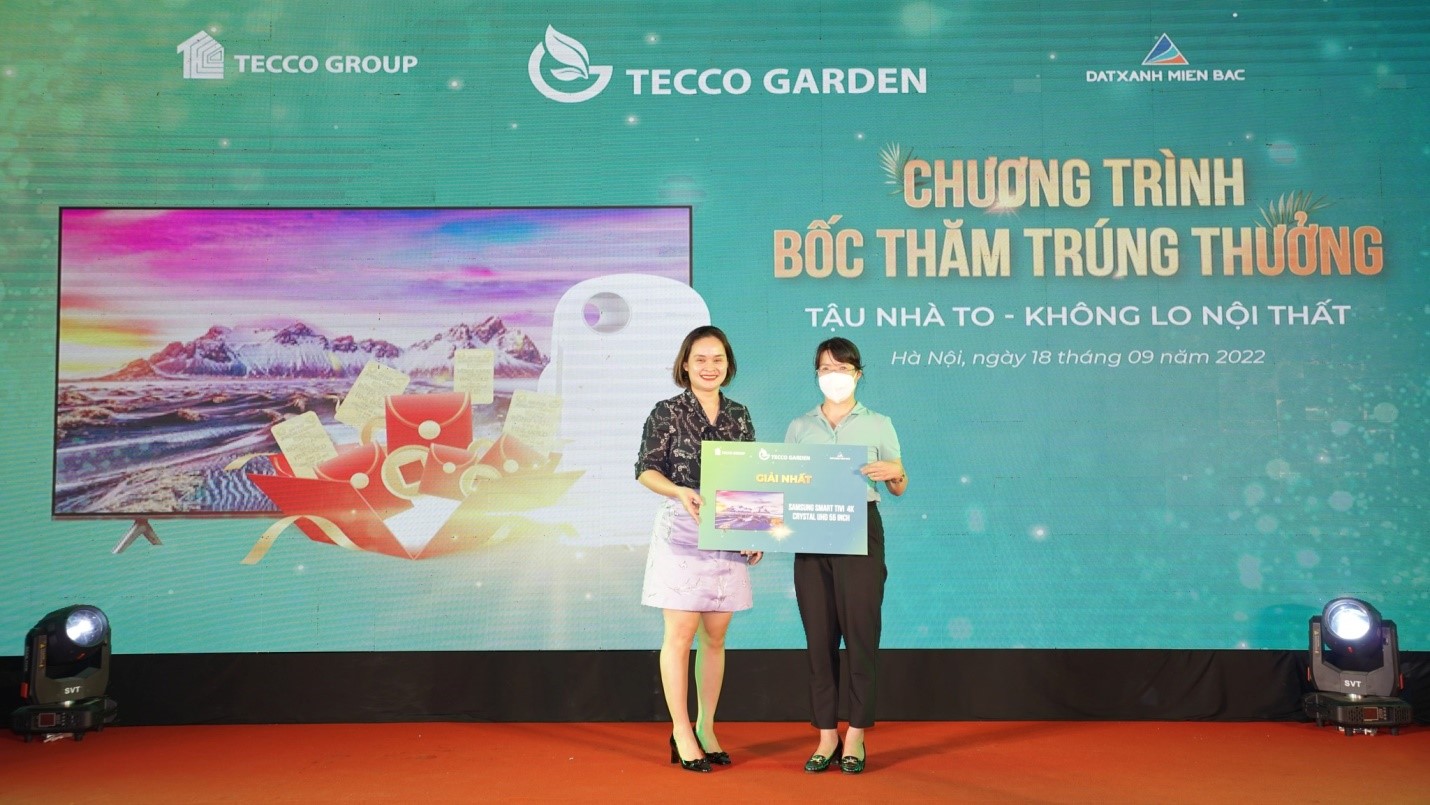 Nữ kh&aacute;ch h&agrave;ng may mắn tr&uacute;ng giải nhất tại sự kiện.