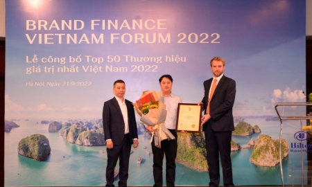 Đại diện Tập đoàn VNPT nhận giấy Chứng nhận giá trị thương hiệu.