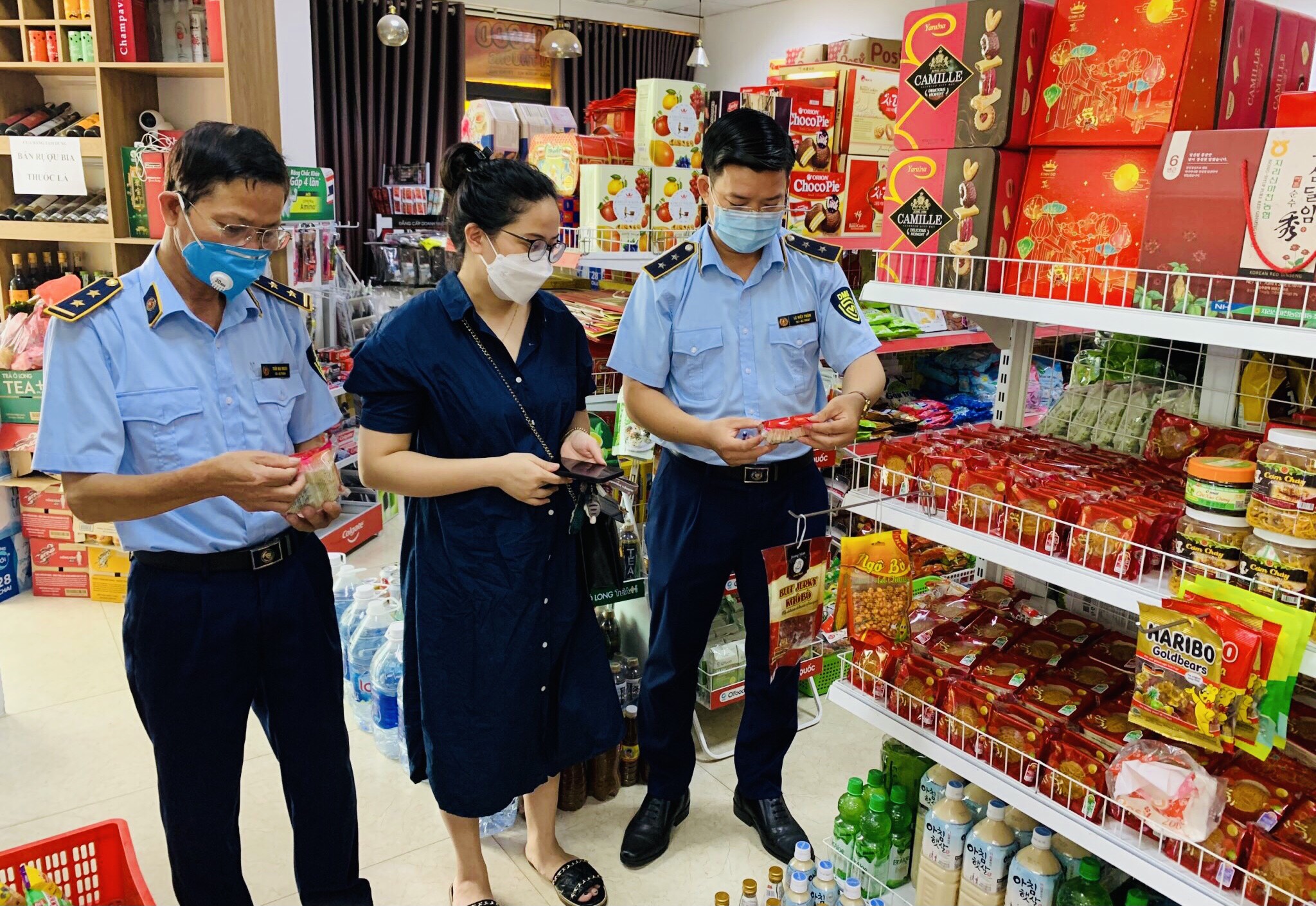 Kiểm tra nhãn hàng hóa theo quy định pháp luật về nhãn hàng hóa.