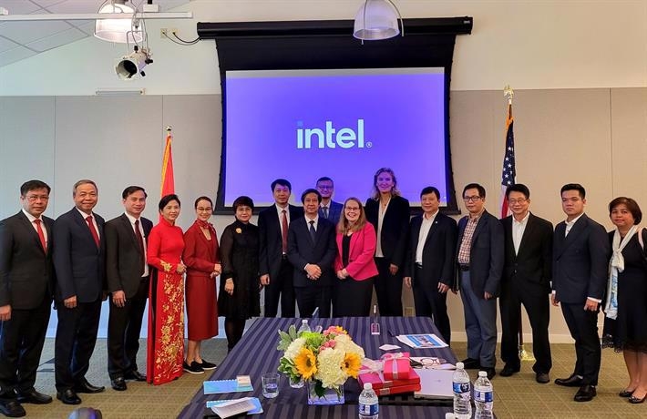 Education minister meets with ETS and Intel