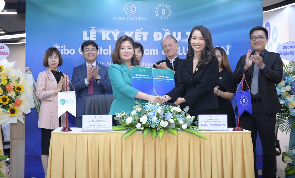 Bà Kiều Ngoan - Phó Tổng giám đốc kiêm Giám đốc M&A Fibo Capital Việt Nam cùng bà Tôn Nữ Xuân Quyên - Người sáng lập kiêm Chủ tịch Hội đồng quản trị Blusaigon ký biên bản đầu tư.