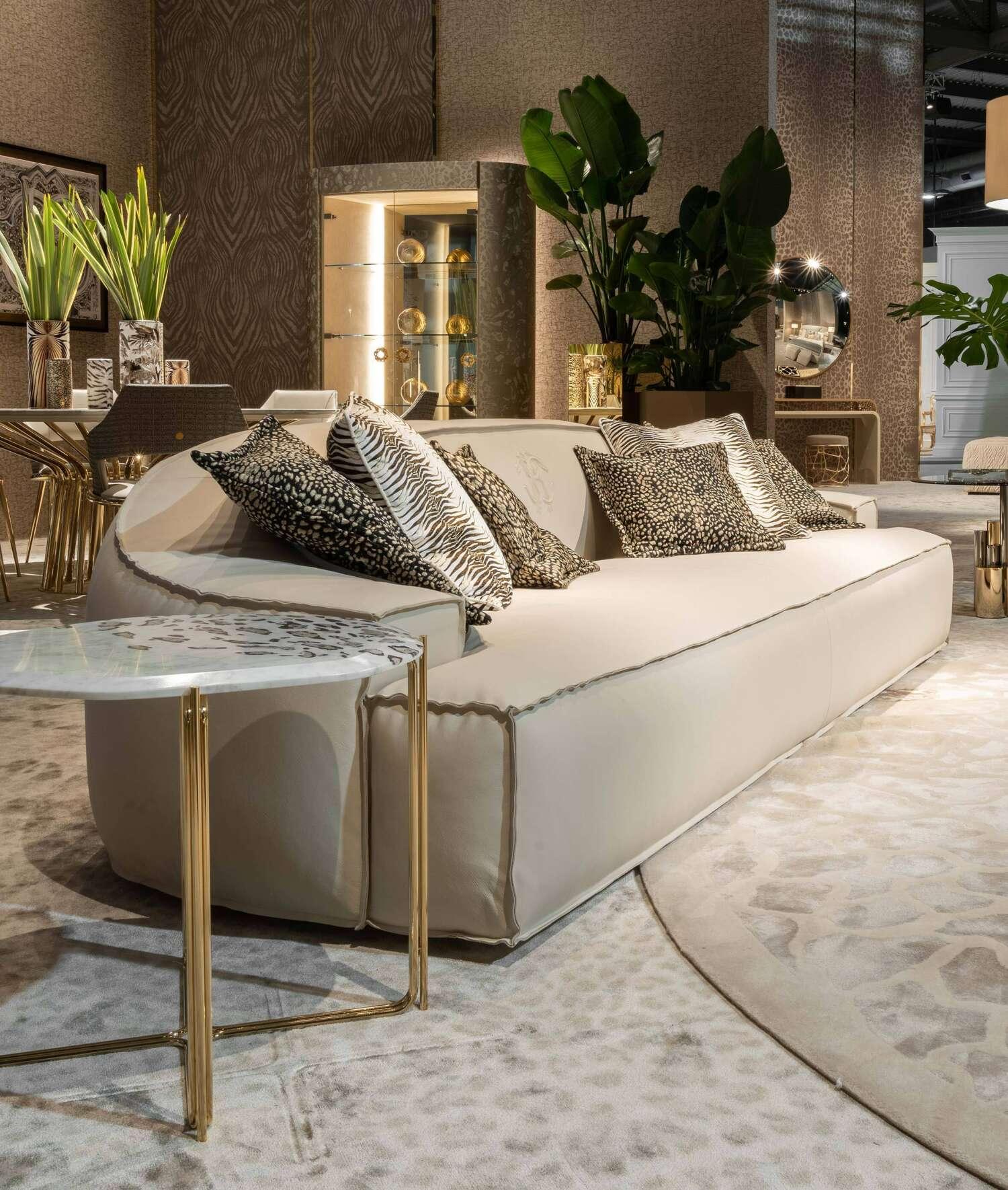 Nhân vật chính của không gian phòng khách sẽ là chiếc ghế sofa ASSAL được tăng cường bởi lớp bọc da mềm mại với đường khâu trang trí màu be tinh tế, trong khi đệm có họa tiết động vật của nhà thiết kế Fausto Puglisi. Tiếp theo phải kể đến bàn cà phê TURKANA và RAGALI với tính thẩm mỹ đương đại, sang trọng, các khối sáng được cân bằng bởi họa tiết đá cẩm thạch Versylis, sự pha trộn tinh tế của các màu xám nhạt một cách ngẫu hứng và sống động.