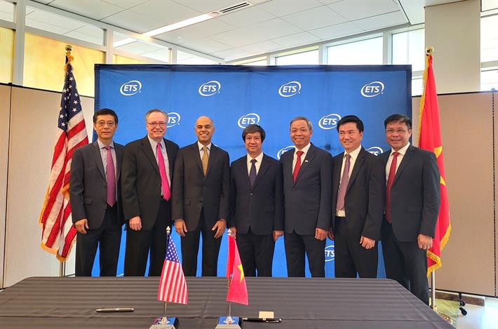 Đo&agrave;n c&ocirc;ng t&aacute;c Bộ Gi&aacute;o dục v&agrave; Đ&agrave;o tạo l&agrave;m việc với Viện Khảo th&iacute; Gi&aacute;o dục Hoa Kỳ