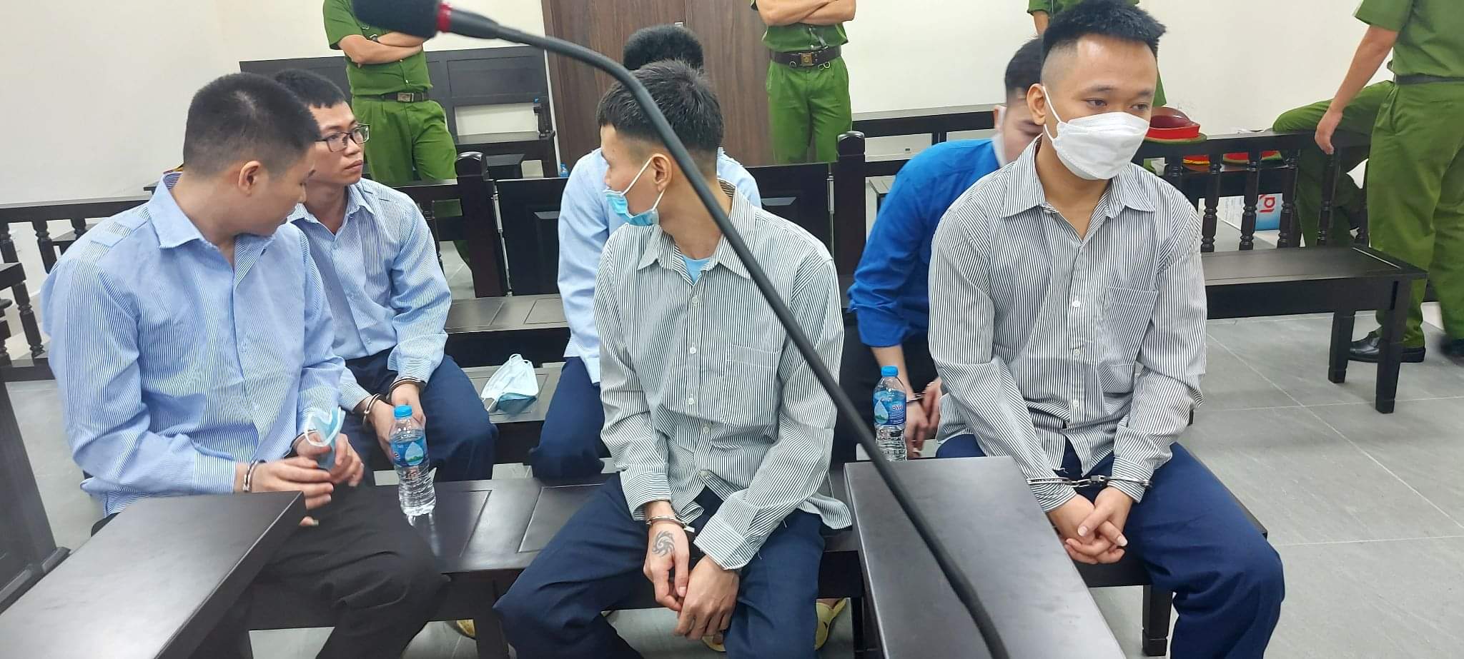 Các bị cáo hầu tòa.