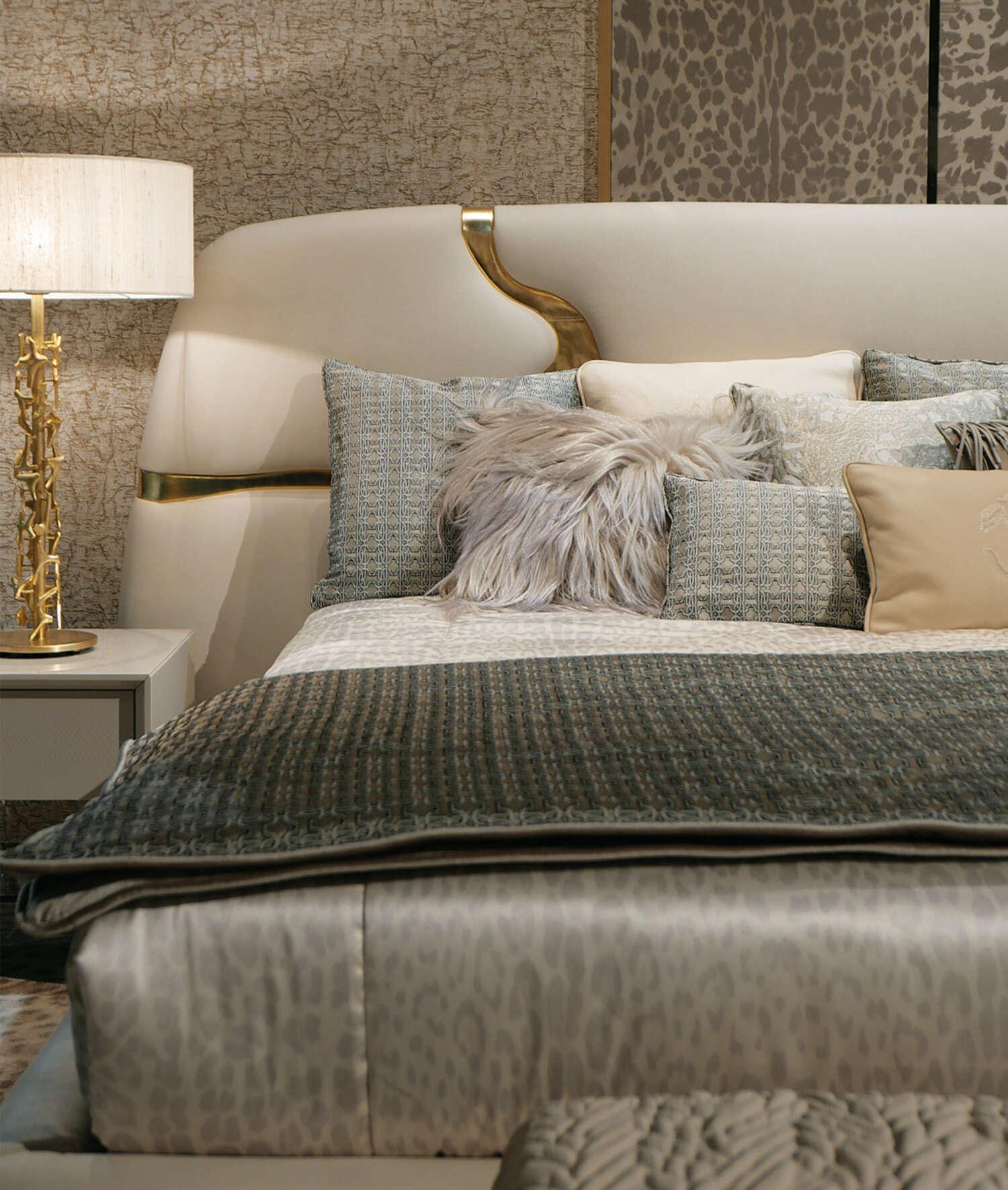 C&ugrave;ng với đ&oacute;, chắc chắn nội thất tại The Coral Cavalli kh&ocirc;ng thể thiếu chiếc giường Elgon c&oacute; vẻ ngo&agrave;i bắt mắt với đặc điểm l&agrave; đầu giường lớn c&oacute; họa tiết được lấy cảm hứng từ kỹ thuật kintsugi cổ xưa của Nhật Bản, một kỹ thuật đặc sắc mang lại sức sống mới cho những mảnh vỡ của đồ vật dụng h&agrave;ng ng&agrave;y.